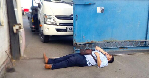 Михаил Абрамян заблокировал ворота штрафстоянки. Фото Анны Грицевич для "Кавказского узла"