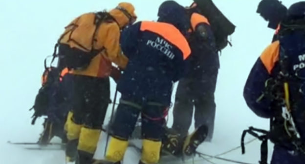 Спасатели МЧС в горах. Фото: http://07.mchs.gov.ru/pressroom/news/item/4106733/