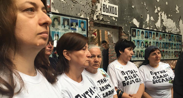 Участницы акции протеста в Беслане. Фото: Страница FB Елены Костюченко Facebook.com/photo.php?fbid=1260417757336919&set=a.931468163565215.1073741827.100001061213139&type=3&theater