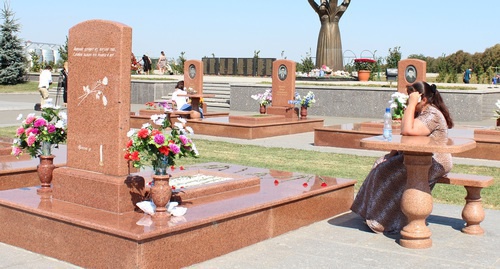 Мемориальное кладбище Беслана, где похоронены жертвы теракта. Беслан, 1 сентября 2016 года. Фото Эммы Марзоевой для "Кавказского узла".  