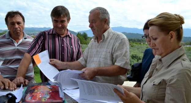 Фермеры готовятся к суду по иску сельхозпредприятия "Россия" об освобождении возделываемой ими земли. Сочи, 4 сентября 2016 года. Фото Светланы Кравченко для "Кавказского узла".