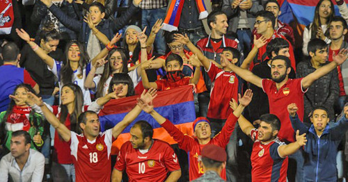 Фанаты сброрной Армении по футболу. Фото http://newsarmenia.am/