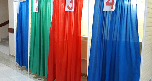 Кабинки голосования Фото: © Sputnik/ Sevda Babayeva
http://ru.sputnik.az/azerbaijan/20160830/406920208/agitacija-k-referendumu.html