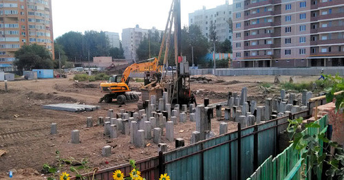 Строительство многоэтажки вблизи дома Гнедко. Астрахань, сентябрь 2016 г. Фото Елены Гребенюк для "Кавказского узла"
