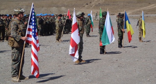 Солдаты стран-участниц учений с флагами. Фото Инны Кукуджановой для "Кавказского узла"