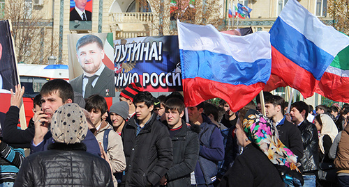 Студенты с флагами и портретом Кадырова во время митинга в честь Дня народного единства в Грозном. 4 ноября 2015 года. Фото Магомеда Магомедова  для "Кавказского узла" 