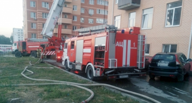 Расчеты, прибывшие на тушение пожара на улице Юпитера. 11 сентября 2016 года. Фото: 61.mchs.gov.ru