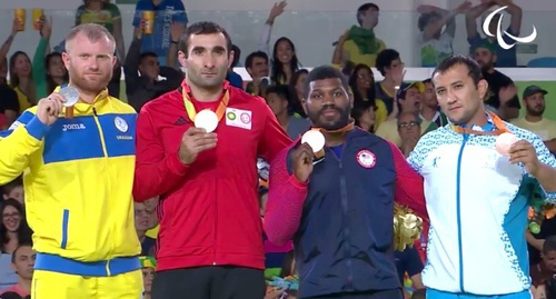 Звиад Гогочури (второй слева) с остальными финалистами паралимпийского турнира по дзюдо. Фото: Judoinside.com