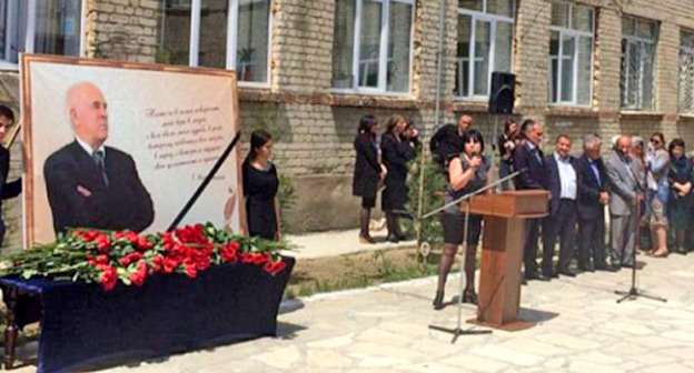 Траурный митинг памяти Гаджиахмеда Казиахмедова. Махачкала, 13 мая 2016 г. Фото http://www.riadagestan.ru/