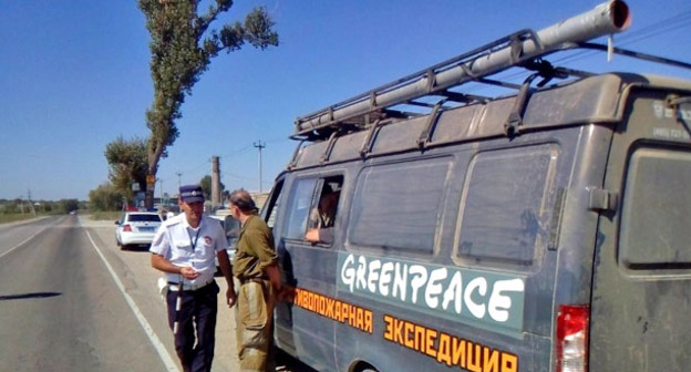 Машина активистов Greenpeace и "ЭкоВахты", выехавших на тушение пожара в Адыгее. 11 сентября 2016 г. Фото http://www.greenpeace.org/russia/ru/news/2016/09-11-adigeya/