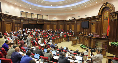 Заседание парламента Армении. Фото: © parliament.am
http://ru.armeniasputnik.am/politics/20160913/4877557/deputati-vibori-soglashenie.html