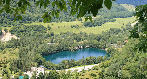 Голубое озера Кабардино-Балкарии. Фото: http://tonpix.ru/kabardino_balkariya_dostoprimechatelnosti_255420/