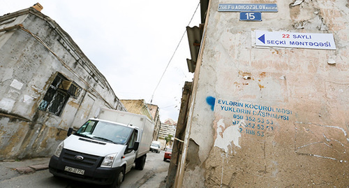 Знак, указывающий место избирательного пункта на Советской. Баку. Фото Азиза Каримова для "Кавказского узла"