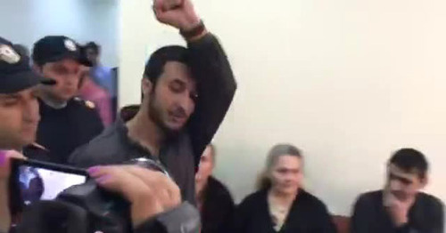 Активист Nida Байрам Мамедов в зале суда. Кадр из видео http://www.radioazadlyg.org/a/bayram-giyaseddin-nida-hebs/27730544.html