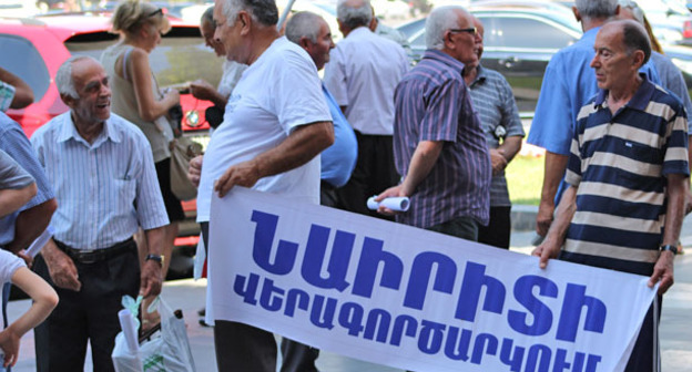Митинг бывших работников "Наирит". Надпись на плакате: "Возобновление деятельности "Наирит". Ереван, 25 августа 2016 г. Фото Тиграна Петросяна для "Кавказского узла"