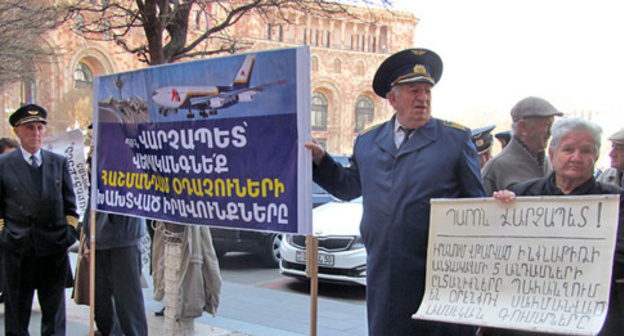 Акция протеста с требованием восстановить социальные выплаты. Надпись на плакате "Господин премьер, восстановите нарушенные права летчиков-инвалидов". Ереван, 31 марта 2016 г. Фото Тиграна Петросяна для "Кавказского узла"