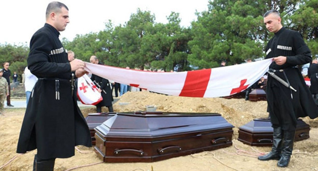 Перезахоронены останки 17 погибших в Абхазии граждан Грузии. Тбилиси, 15 сентября 2016 г. Фhttp://sputnik-georgia.ru/society/20160915/233223112/Ostanki-pogibshih-v-1990-e-gody-v-Abhazii-predali-zemle-v-Tbilisi.html