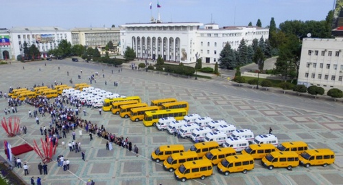 Школьные автобусы и машины скорой помощи, выделенные Дагестану федеральными властями. Фото: E-dag.ru
