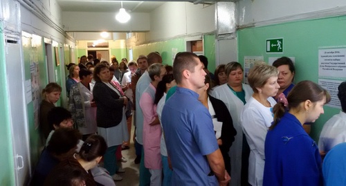 Более 40 избирателей стоят у закрытого участка №455 в Волгограде. Члены избиркома захлопывают дверь перед избирателями, когда те пытаются войти. Фото Григория Шведова для "Кавказского узла".