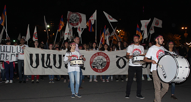  Шествие сторонников движения «Сасна Црер» стартовало с Площади Свободы. Надпись на транспаранте: «Сасна Црер». Фото Тиграна Петросяна