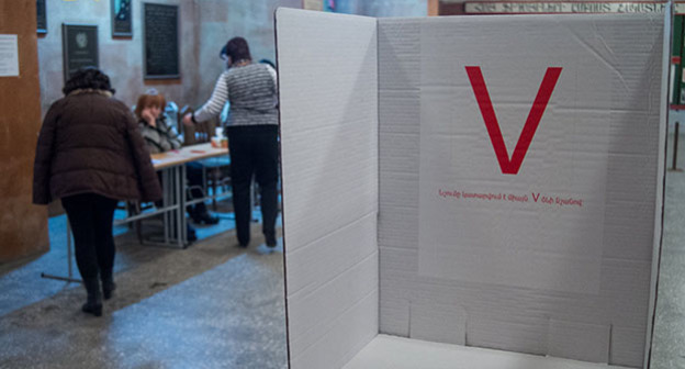 НА избирательном участке в Армении. Фото: Sputnik/ Асатур Есаянц
http://ru.armeniasputnik.am/exclusive/20160918/4921575/vibori-OMS-Armenia.html