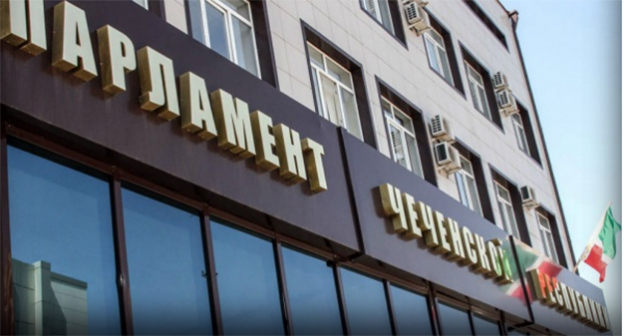 Здание парламента Чечни. Фото: http://fedpress.ru/news/20/policy/1675637