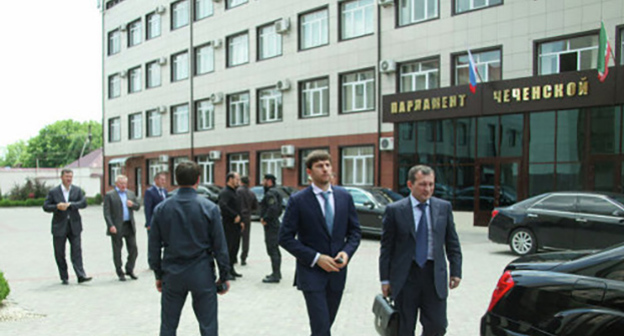 У входа в здание парламента Чечни. Фото: http://the-1.ru/news/politics/13576-glava-parlamenta-kryma-otpravitsya-v-chechnyu-dogovarivatsya-o-sotrudnichestve.html