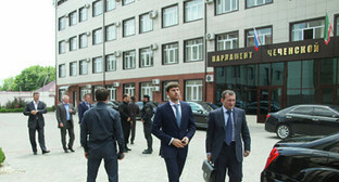 У входа в здание парламента Чечни. Фото: http://the-1.ru/news/politics/13576-glava-parlamenta-kryma-otpravitsya-v-chechnyu-dogovarivatsya-o-sotrudnichestve.html