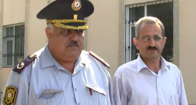 Арестованный главный редактор газеты "Толыши садо" Гилал Мамедов в сопровождении полицейского. Баку, 22 июня 2012 г. Фото: www.radioazadlyg.org