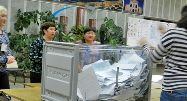 Урну подняли на стол, чтобы вытряхнуть бюллетени для подсчета голосов. Избирательный участок №438. Волгоград, 18 сентября 2016 г. Фото Татьяны Филимоновой для "Кавказского узла"