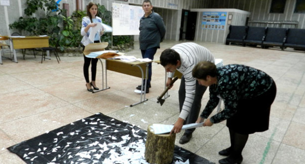 Погашение неиспользованных бюллетеней на УИК №438. Волгоград, 18 сентября 2016 г. Фото Татьяны Филимоновой для "Кавказского узла"