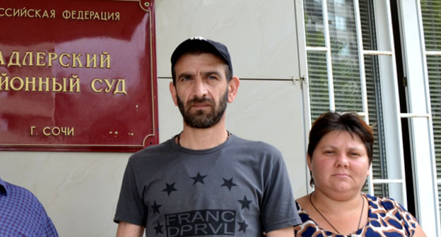 Мардирос Демерчян со своей супругой возле Адлерского районного суда. Фото Светланы Кравченко для "Кавказского узла"