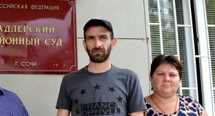 Мардирос Демерчян со своей супругой возле Адлерского районного суда. Фото Светланы Кравченко для "Кавказского узла"
