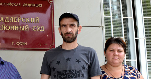 Мардирос Демерчян со своей супругой возле Адлерского районного суда. Фото Светланы Кравченко для "Кавказского узла"
