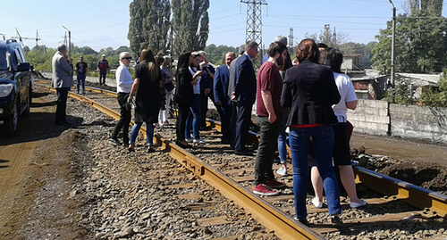 Руководству республики и журналистам показывают, как идет разборка отходов предприятия Фото Эммы Марзоевой для "Кавказского узла"