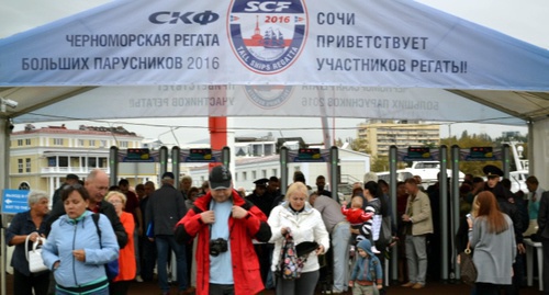 Посетители парусной регаты в Сочи. Фото Светланы Кравченко для "Кавказского узла"