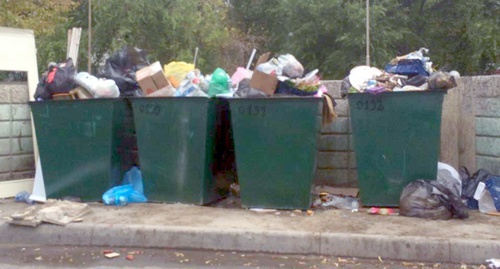 Переполненные мусорные контейнеры в Махачкале. Фото Татьяны Боковой для "Кавказского узла"