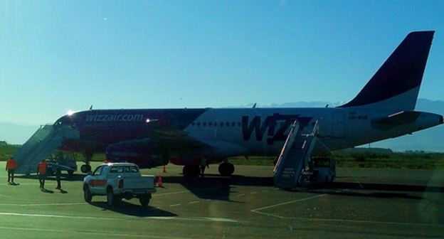 Самолет авиакомпании Wizz air готовится к вылету из аэропорта Кутаиси. Фото Юлии Кашеты для "Кавказского узла".