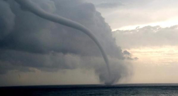 Смерч над морем. Фото: http://s0.bloknot-krasnodar.ru/thumb/600x0xcut/upload/iblock/cef/smerch.jpg