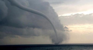 Смерч над морем. Фото: http://s0.bloknot-krasnodar.ru/thumb/600x0xcut/upload/iblock/cef/smerch.jpg
