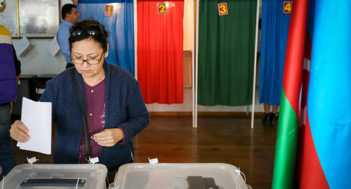 Избиратель бросает бюллетень в урну для голосования на выборах референдум в Азербайджане. Фото Азиза Каримова для "Кавказского узла"