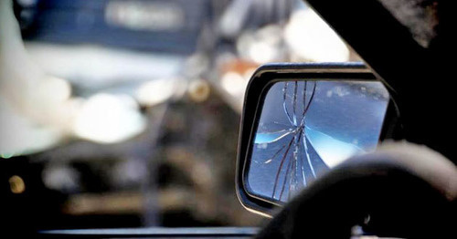 Треснувшее боковое зеркало на автомобиле. Фото: Валентина Мищенко / Югополис