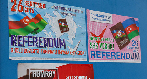 Информационные плакаты. Фото: © Sputnik / Murad Orujov Read more: http://ru.sputnik.az/azerbaijan/20160926/407155606/v-azerbajdzhane-nachalsja-referendum.html