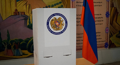 На избирательном участке. Армения. Фото: © Sputnik/ Асатур Есаянц
http://ru.armeniasputnik.am/armenia/20160923/4982274/vibori-OMS-TSIK-predsedatel.html
