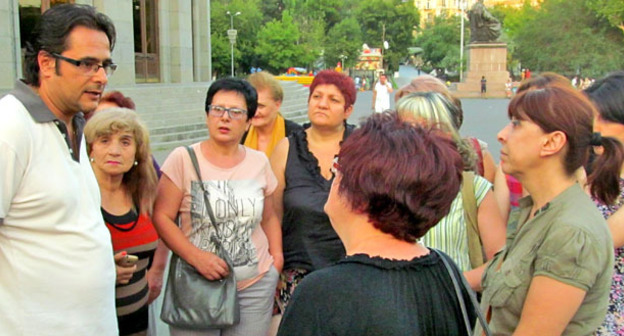 Член гражданского движения «Вставай, Армения!» Андриас Гукасян (слева) общается с гражданскими активистами