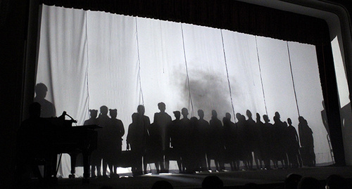 Премьера  антивоенного спектакля БРУНДИБАР во Владикавказе посвящена жертвам теракта в Беслане. Фото Эммы Марзоевой
