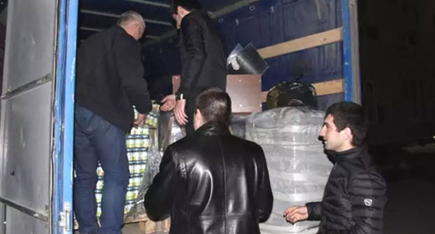 Акция в помощь детям из малообеспеченных семей Дагестана. На снимке: разгрузка детского питания. Фото http://www.riadagestan.ru/