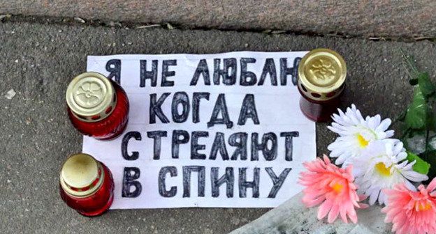 Цветы и свечи на месте убийства Немцова. Фото: RFE/RL