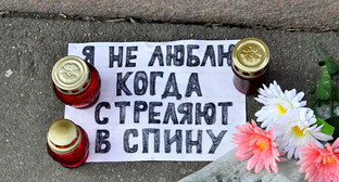 Цветы и свечи на месте убийства Немцова. Фото: RFE/RL