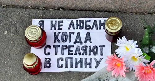 Цветы и свечи на месте убийства Немцова. Фото: RFE/RL